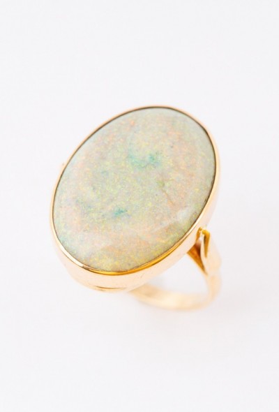 gouden ring met opaal in gesteente