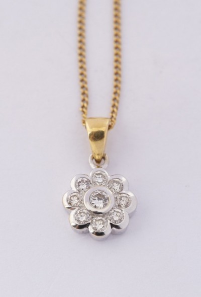 Gouden rozet hanger met briljanten