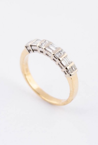 Gouden rij ring met prinses geslepen briljanten en baguette geslepen diamanten