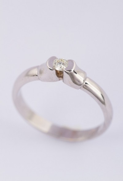 Wit gouden solitair ring met een briljant van ca. 0.09 ct.