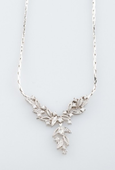 Wit gouden collier met 18 briljanten