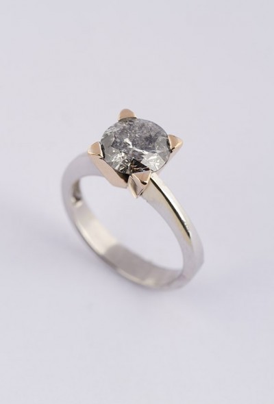 wit/geel gouden solitair ring met een briljant van 2.34 ct.