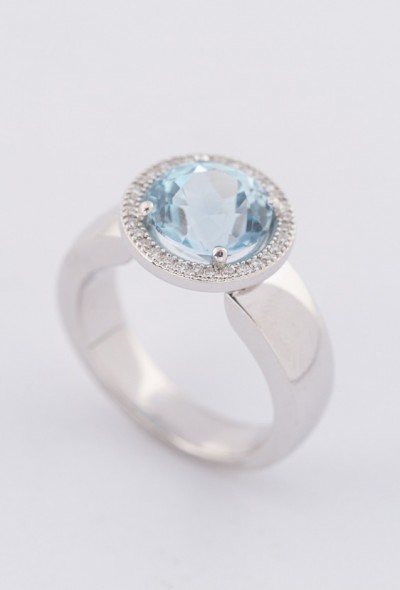 Wit gouden ring met een blauwe topaas