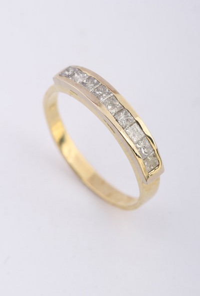 Gouden rij ring met prinses geslepen diamant