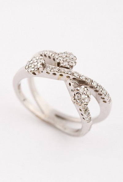Wit gouden ring met 36 diamanten.