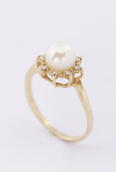 Gouden ring met een parel en diamant