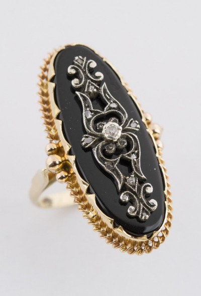 Gouden ring met onyx en diamanten