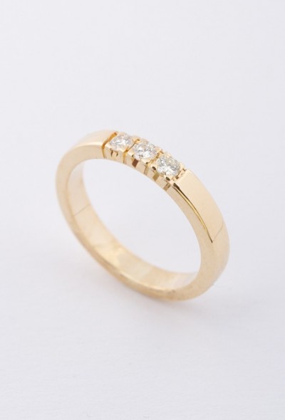 Gouden rij ring met 3 briljanten. Totaal ca. 0.15 ct.