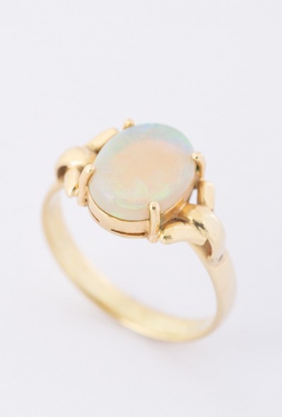 Gouden ring met een opaal