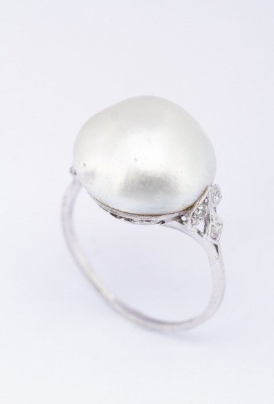 Wit gouden ring met een parel en diamanten