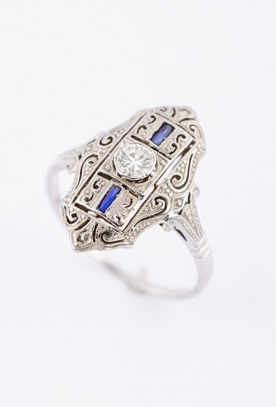 Wit gouden Art Déco ring met saffieren, diamanten en een briljant