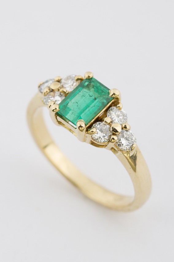 Nauwkeurig Avonturier Whirlpool 18 krt. gouden ring met smaragd en 6 briljanten. Totaal ca. 0.48 ct.
