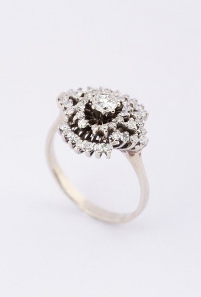 Wit gouden dubbele entourage ring met briljant en diamanten