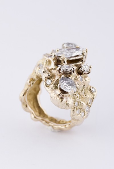 Gouden fantasie ring bezet met diamant