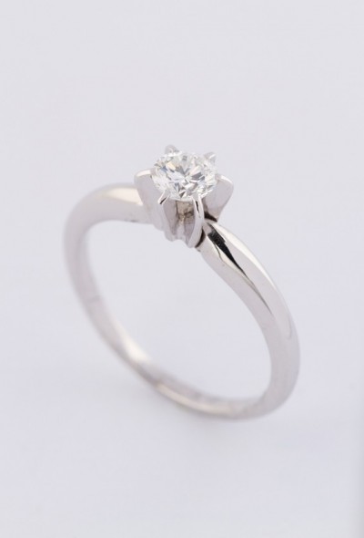 Wit gouden ring met een briljant van ca. 0.36 ct.