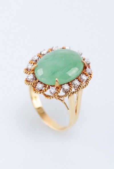 Gouden entourage ring met jade en briljanten