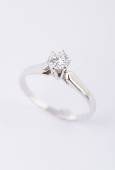 Wit gouden solitair ring met een briljant van 0.35 ct.