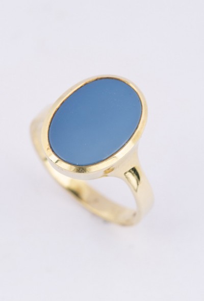 Gouden ring met blauw lagen steen