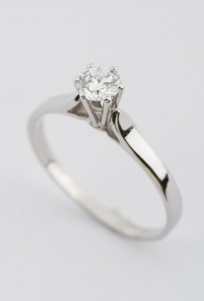 Wit gouden solitair ring met briljant 0.63 ct.