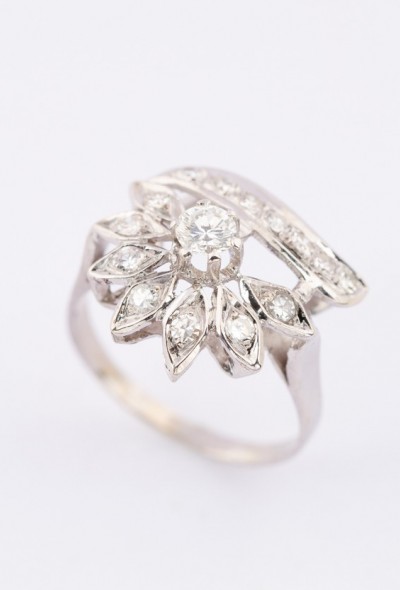 Wit gouden entourage ring met briljant en diamanten