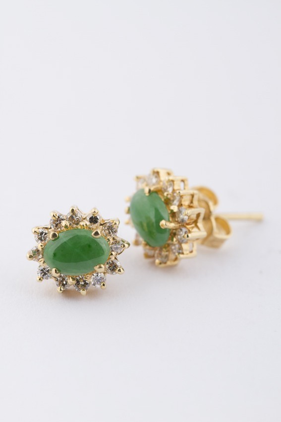 Gouden entourage oorknoppen met jade en briljanten