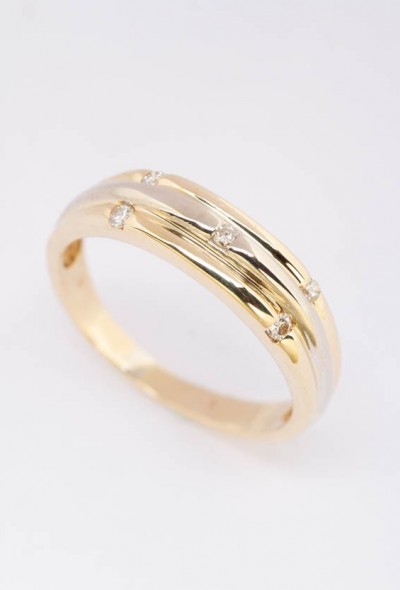 Wit/geel gouden ring met briljanten.