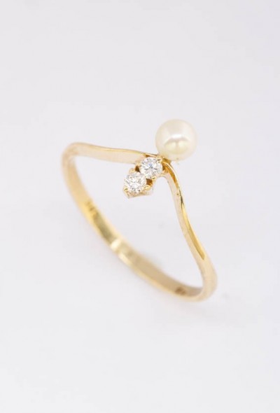 Gouden ring met parel en briljanten