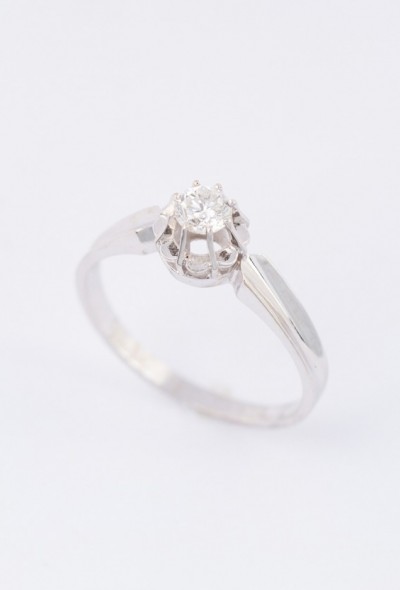 Wit gouden solitair ring met een briljant van ca. 0.24 ct.