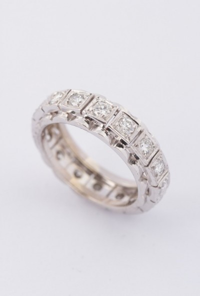 Wit gouden alliance ring met 16 briljanten. Totaal ca. 0.80 ct.