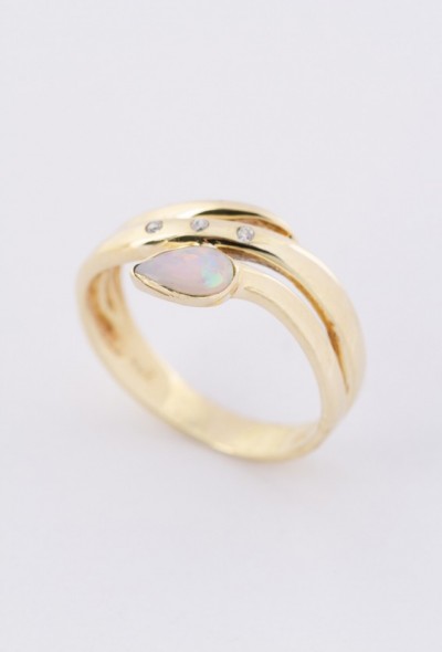 Gouden ring met opaal en briljanten