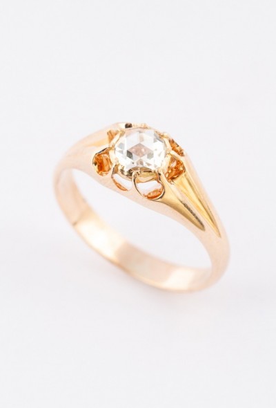 Antieke ring met een roos geslepen diamant