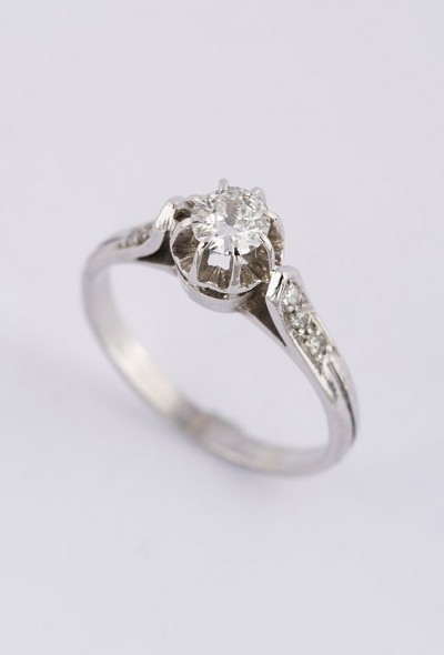 Platina solitair ring met een briljant en diamanten