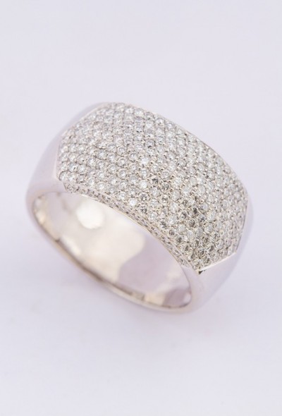 Wit gouden band ring met 206 briljanten