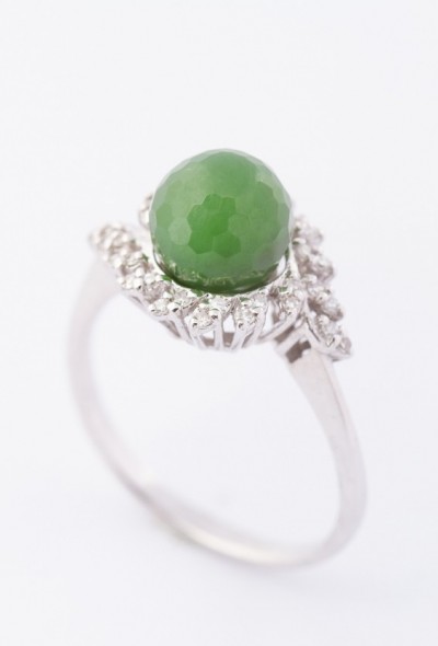 Wit gouden ring met jade en briljant