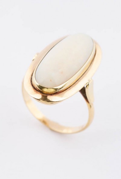 Gouden ring met melk opaal