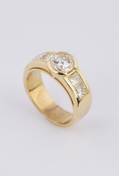 Gouden band ring met briljant en diamanten