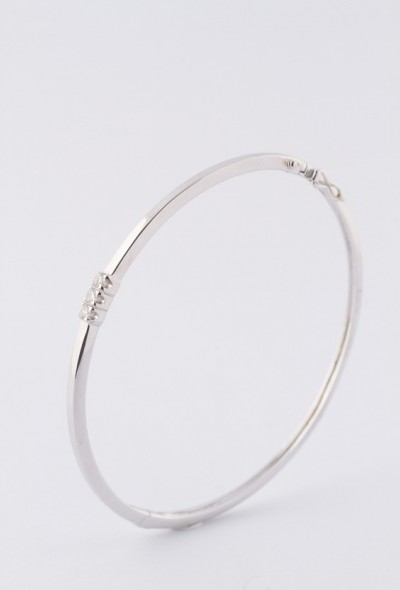 Wit gouden bangle met 3 briljanten. Totaal ca. 0.15 ct.