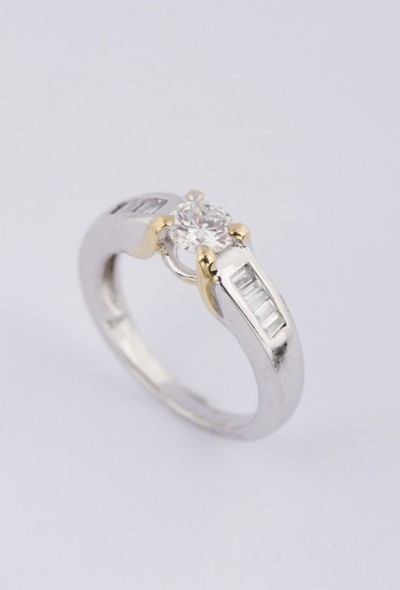 Wit/geel gouden ring met briljant en diamanten