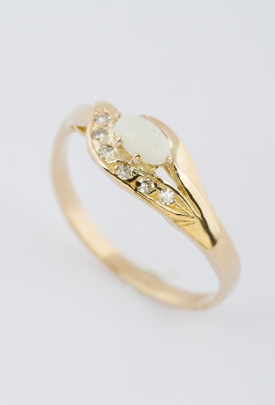 Gouden ring met opaal en diamant
