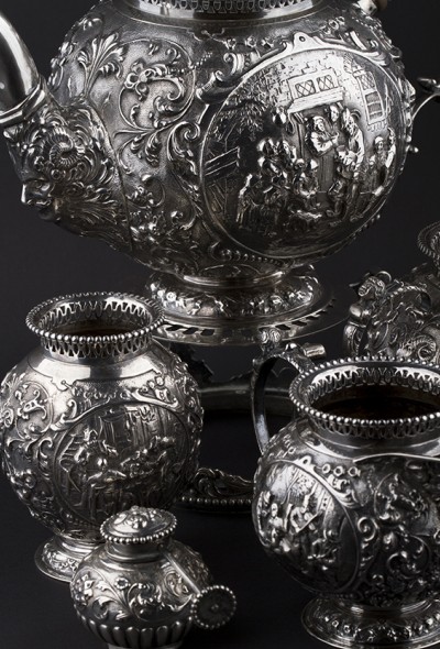 Zilveren servies met oud hollandse voorstelling