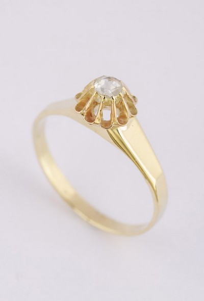 Oude gouden solitair ring met een roos geslepen diamant