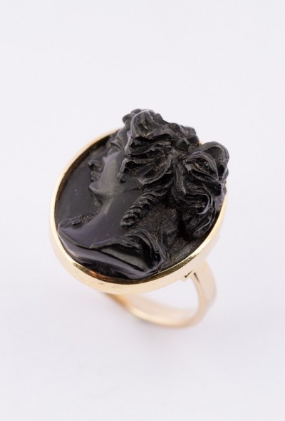 Gouden ring met lava camée