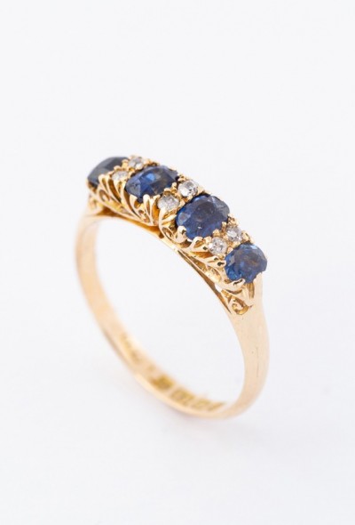 Gouden victoriaanse ring met saffier en briljanten