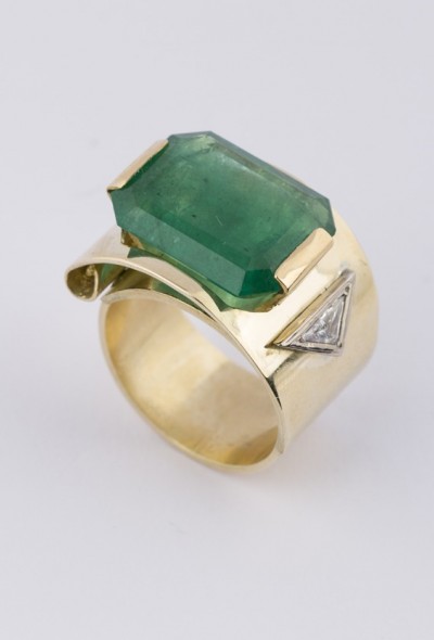Gouden ring met smaragd en triangel briljant