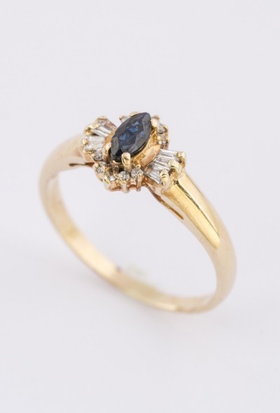 Gouden ring met saffier en diverse slijpvormen diamant