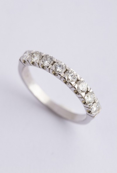 Wit gouden rij ring met 8 briljanten