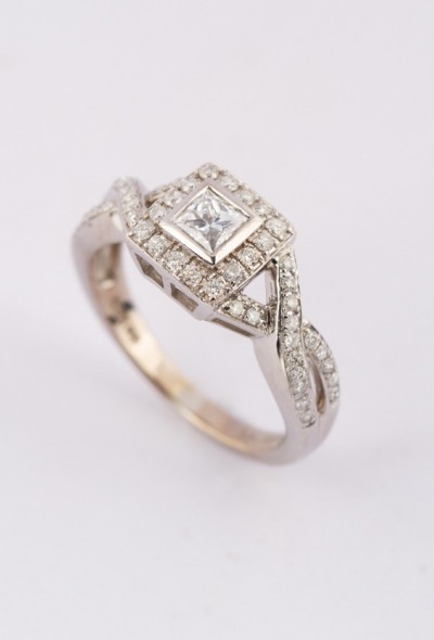 Wit gouden ring met een prinses geslepen diamant en briljanten