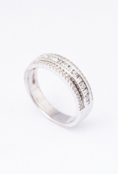 Wit gouden band ring met briljanten en baguette geslepen diamanten