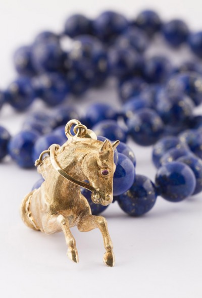 Antiek gouden paard aan laps lazuli collier