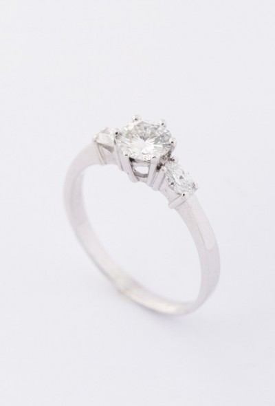 Wit gouden ring met een briljant en markies diamanten
